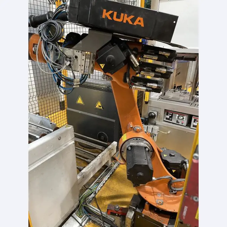 Centros de mecanizado y robots en buen estado en un proveedor de automoción-1